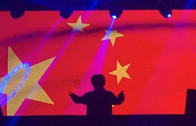 琼瑶真是个潮奶奶,84岁还纹眉变漂亮,但接受衰老脸是纯天然的!