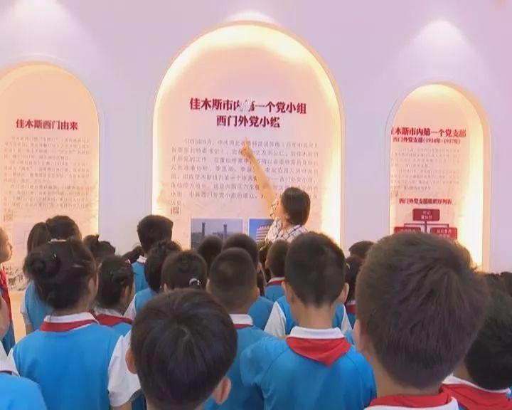 怎么样才能和一个女生聊天聊到她心动。游戏画面